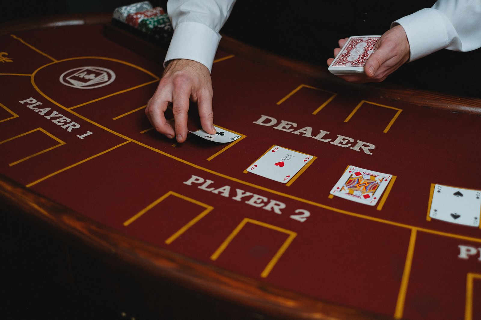 Dealer di meja kartu