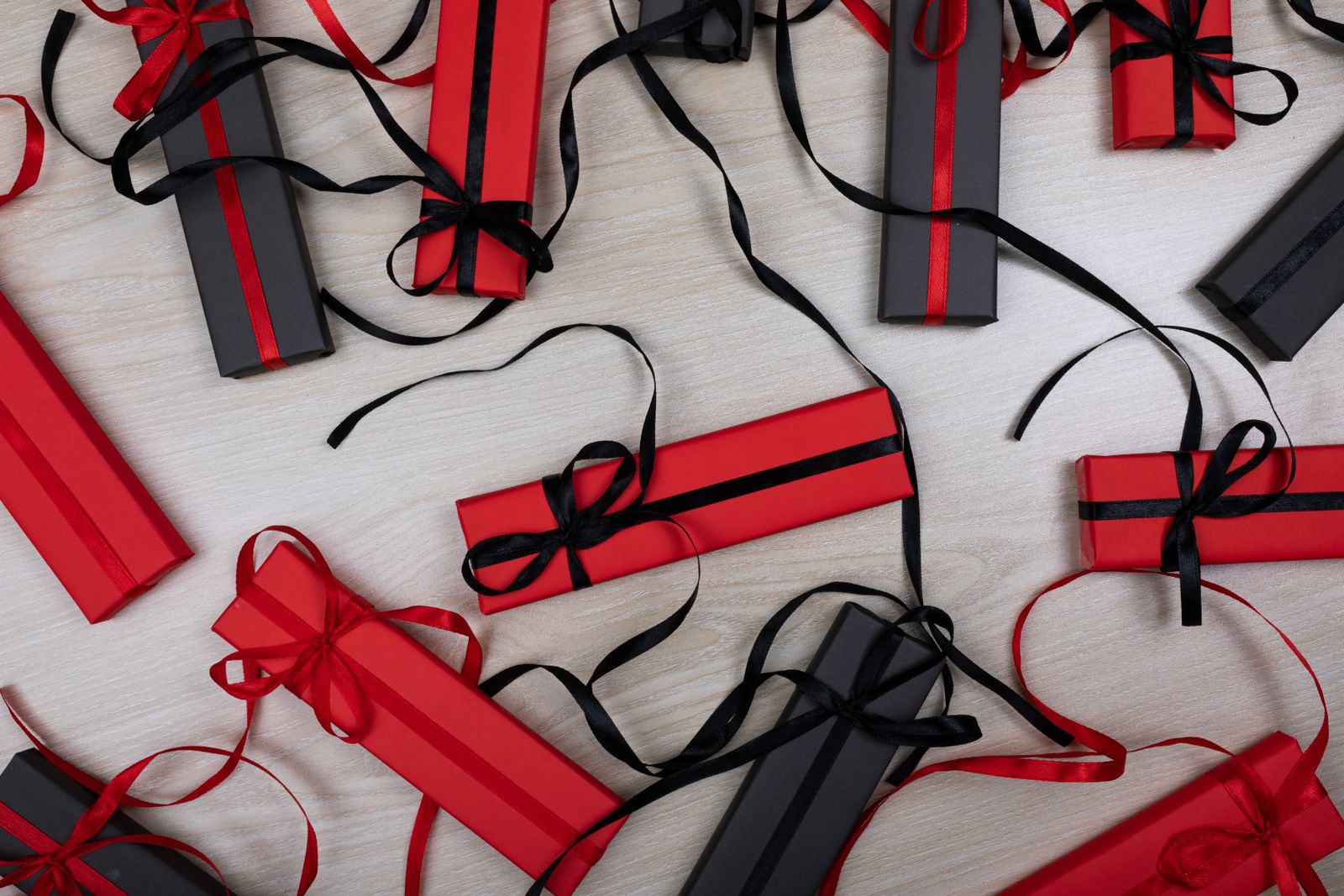 Kotak hadiah merah dan hitam
