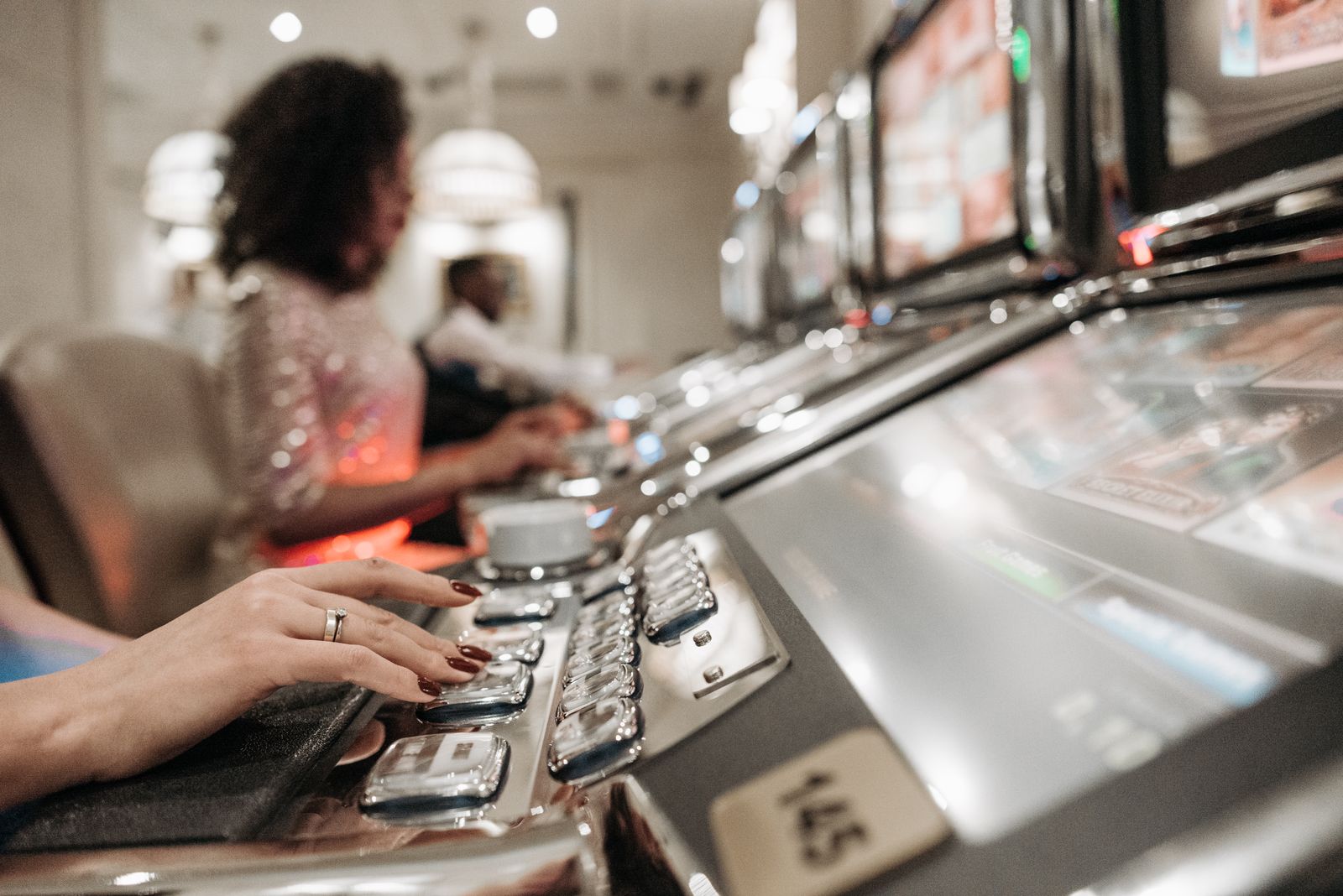 Mesin slot dalam suasana kasino